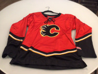 Calgary Flames hockey jersey Woman’s Large