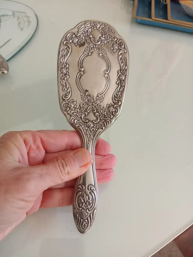 Vintage 1960s Silver-Plated Vanity Set Hand Mirror Brush in Home Décor & Accents in Calgary - Image 6
