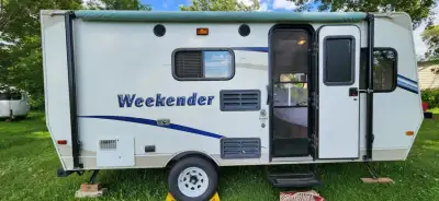 MAGNIFIQUE Weekender 2013. 18 pieds- 2700lb env. Idéal pour 2 personnes mais possible un jeune enfan...