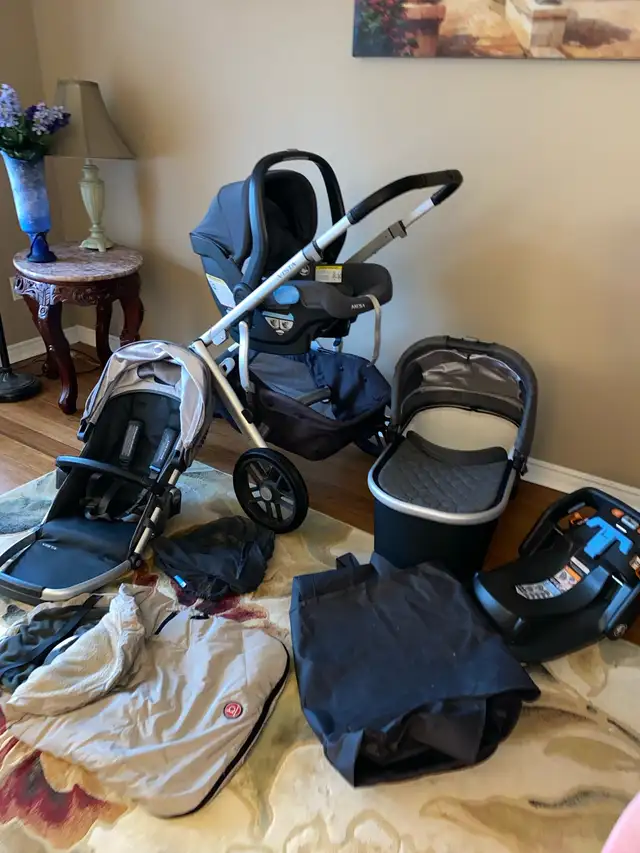 Uppababy Vista stroller with bassinet ( car seat extra cash )  in Strollers, Carriers & Car Seats in Markham / York Region - Image 9