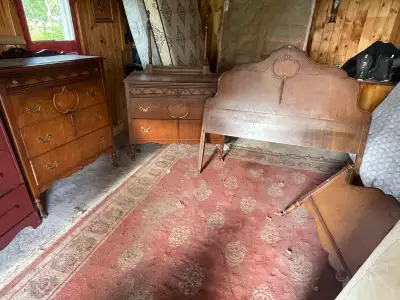 Beautiful antique set Includes bed frame double. 2 dressers one has a mirror.