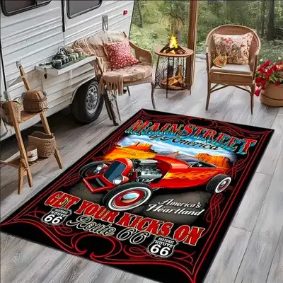 Ajoutez une touche rétro à votre espace avec ce tapis décoratif sur le thème Hot Rod et Route 66, id...