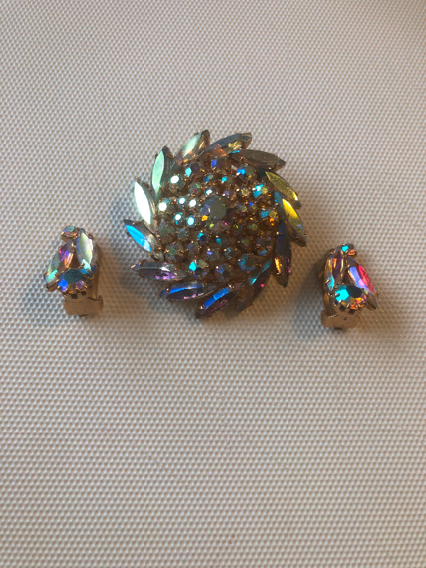 Vintage Rhinestone Brooch & Earring Set in Jewellery & Watches in Regina