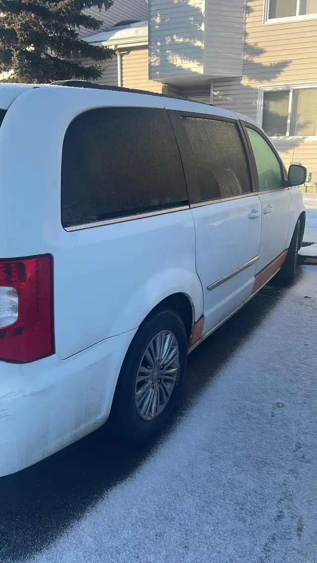 Chrystler town and country 2014 model in Cars & Trucks in Edmonton - Image 4