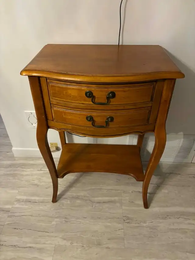 Meuble antique avec miroir in Dressers & Wardrobes in Trois-Rivières - Image 2