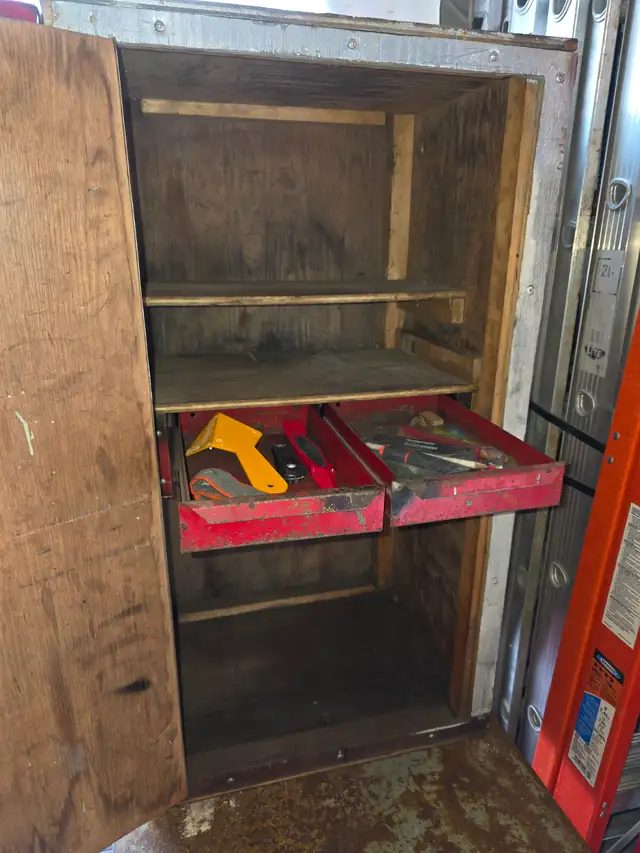 4 Steel Drawers Wood Bench Tool Cabinet With Lock And Key in Tool Storage & Benches in Windsor Region - Image 5