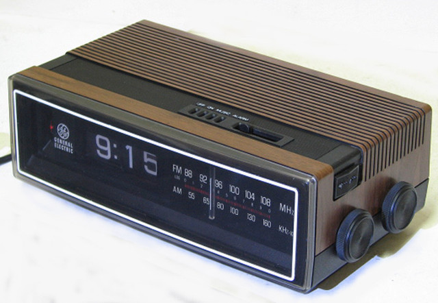 vintage GE General Electric FLIP Clock Radio  Serviced Perfect dans Appareils électroniques  à Ville de Toronto - Image 4