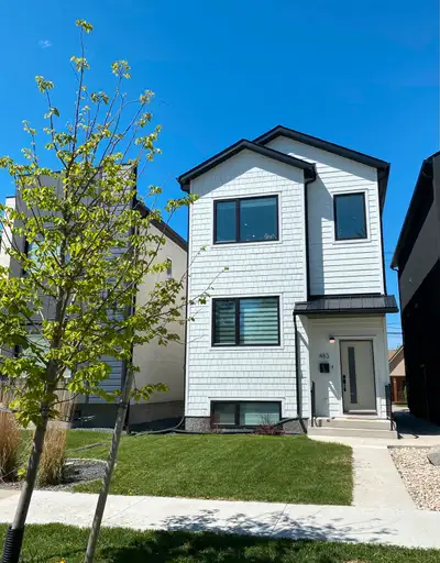 3 bedroom, 2.5 bathrooms, newer duplex in River Heights!