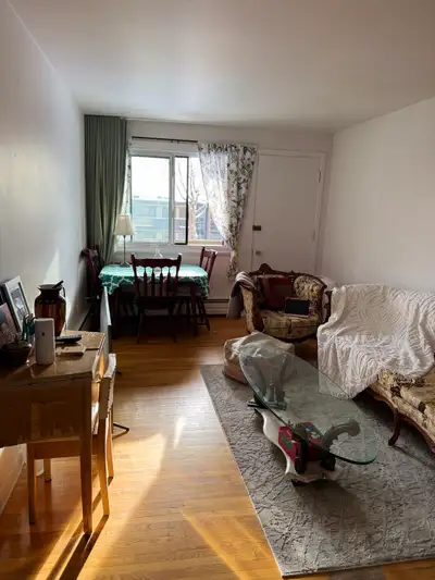 Situé dans un quartier tranquille avec accès au bus et à l’autoroute près du laurier Québec semi-meu...