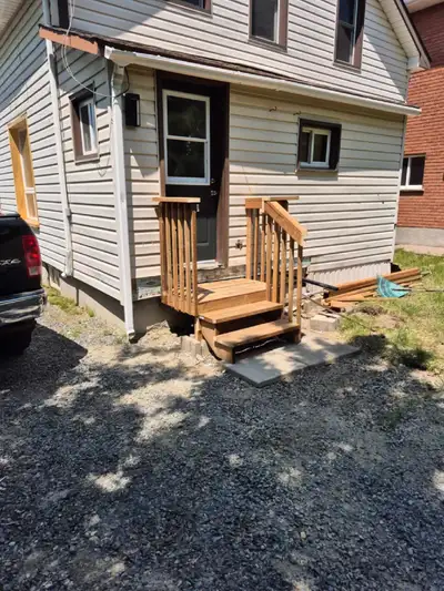 2 bedroom upstairs unit, West End.