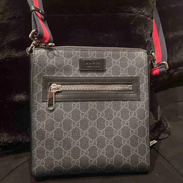 Gucci Side Bag in Bags & Luggage in City of Toronto - Image 2