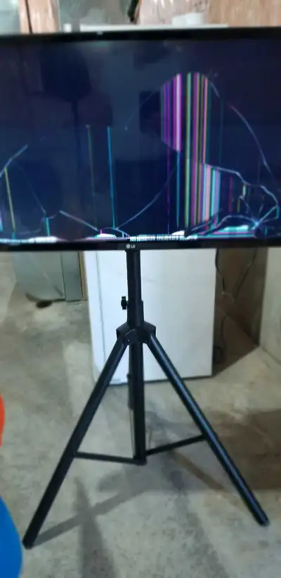 LG smart TV 32 " broken screen for parts asking $ 50 or best off, View more