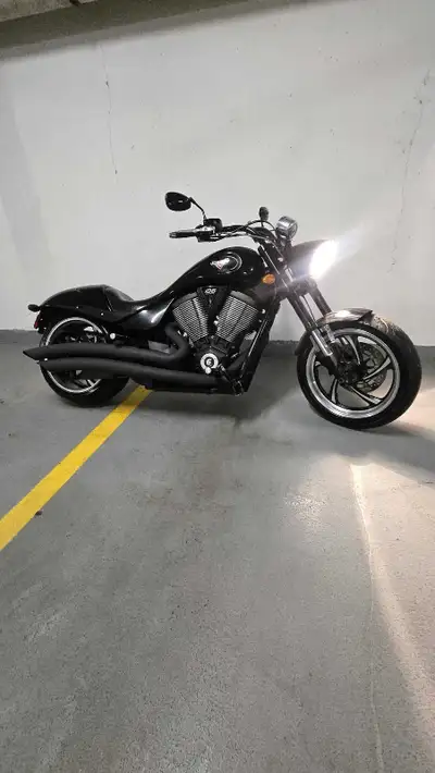 This Hammer turns heads. 106 freedom engine is very powerful. It's got new tires rear Matzler 260 wi...