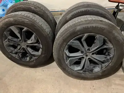 months old tires and rims. Switched vehicle so no longer need Khumo 235/60/R18/103H. Beautiful tires...