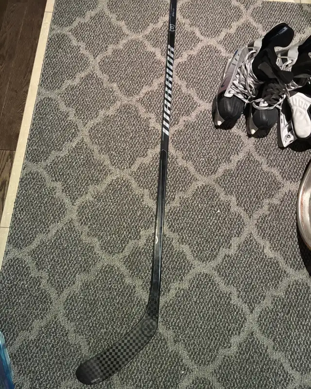 Warrior hockey stick (Left) in Hockey in Markham / York Region - Image 4