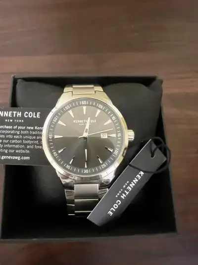 This sleek Kenneth Cole watch features a stylish design with a stainless steel band and a sophistica...