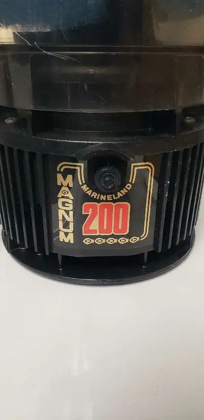 Selling a used Marineland Magnum 200 aquarium filter. This filter is a classic in the aquarium hobby...