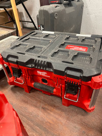 Milwaukee pack out 22inch tool box