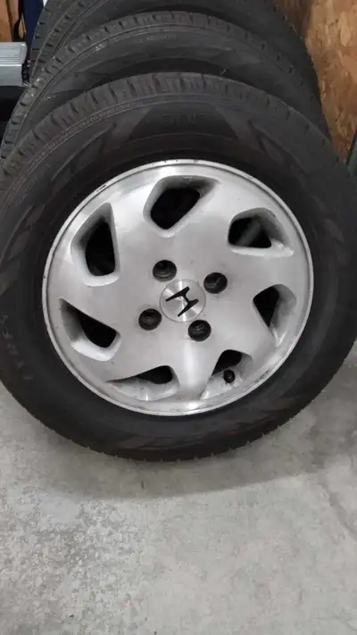 Les Pneus on seulement 80 kilo Nokian one 195/65/15 Raison de la vente auto au rancord