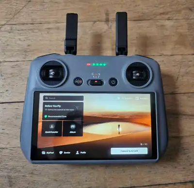 DJI RC 2 controller In perfect condition, low use since I ended up with 2 Open to trades ** Je parle...