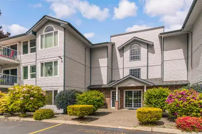 Don't miss this light and bright 2 Bed/1 Bath Condo near the center of town within easy walking dist...