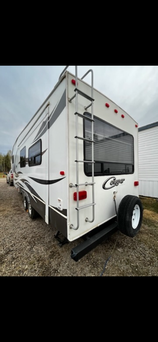 2013 cougar keystone 5th wheel RV in Travel Trailers & Campers in Fort St. John - Image 9