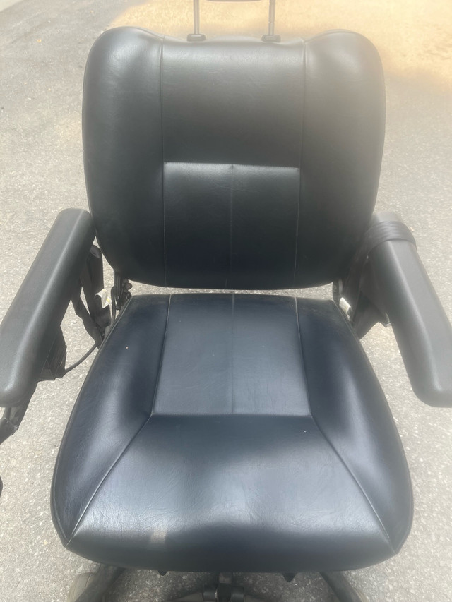 fauteuil roulant électrique dans Santé et besoins spéciaux  à Ville de Montréal - Image 4