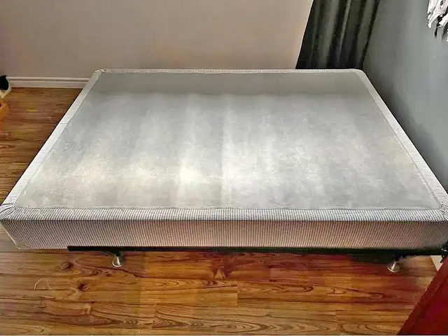 Box spring pour lit queen in Beds & Mattresses in City of Montréal - Image 2