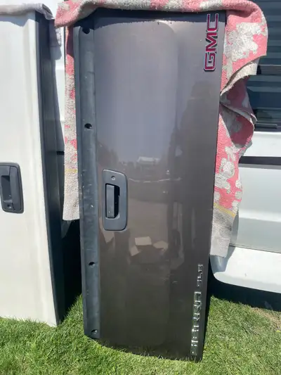 2007-2013 Silverado / sierra tailgate Rust free / complete $450.00 no tax