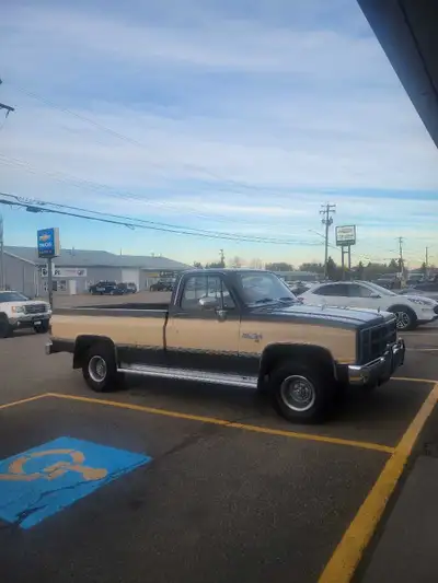 1984 GMC Sierra Classic 4x4 6.2L Detroit Diesel Avg. 30 mpg city/hwy 700r4 overdrive transmission Fu...