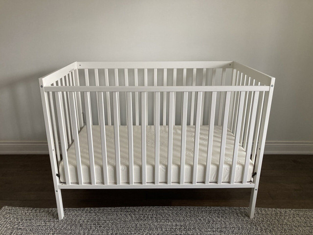White Wooden Baby Crib, Mattress, Crib Bedding Set & Mobile in Cribs in Markham / York Region - Image 3