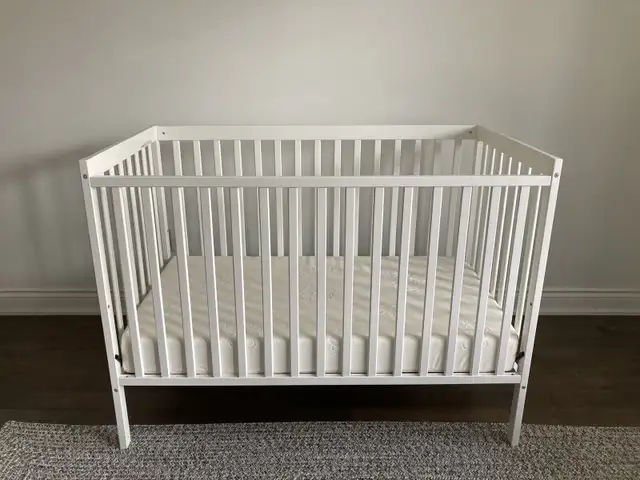 White Wooden Baby Crib, Mattress, Crib Bedding Set & Mobile in Cribs in Markham / York Region - Image 4