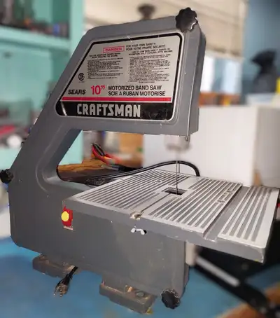 Scie a ruban Craftsman 10 pouces avec moteur a induction. En très bonne état. Note: Besoin d'ajustem...