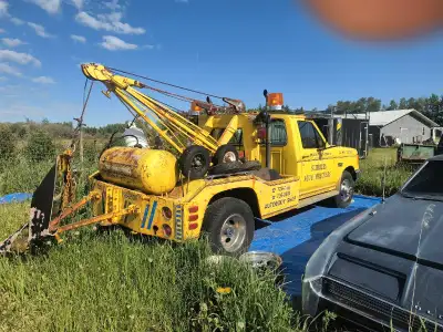 Ford 350 Holmes 480 double winch deck 3000 miles on new factory long block 460. Installed at Ford de...