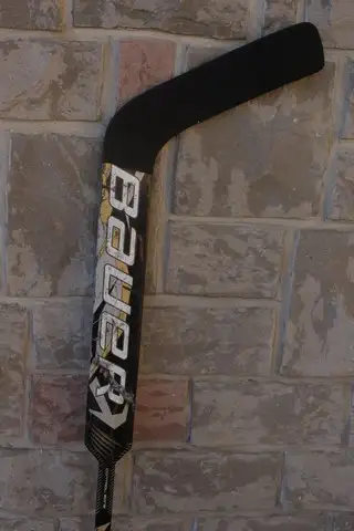 Hockey goal Stick Goalie paddle Right Hand catch Right Bauer Sup in Hockey in Markham / York Region - Image 11
