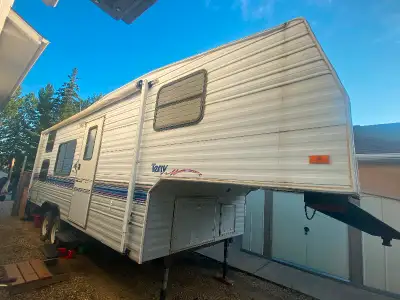 25.5 foot updated fifth wheel trailer in great condition. There is a bed upfront, bunks in the back,...