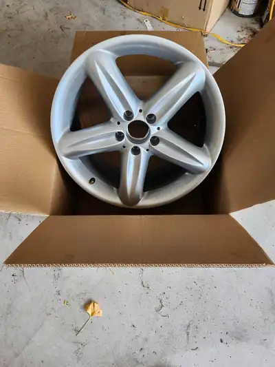 2005 SL500 staggered rims..never used..18" wheels..no tires