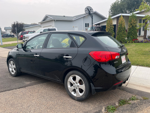 2011 KIA Forte EX Hatchback in Cars & Trucks in Strathcona County - Image 3