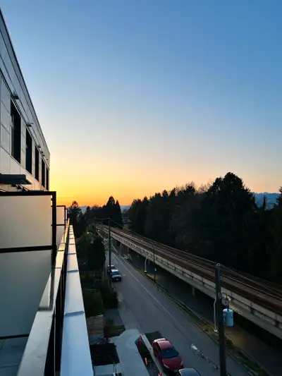 1 Bed   Den | Mountain View |SkyTrain | EV Parking