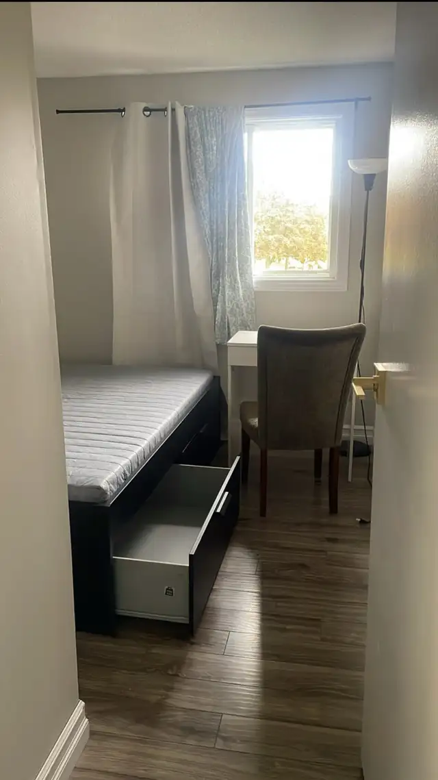 Oshawa room for rent in Room Rentals & Roommates in Oshawa / Durham Region - Image 2