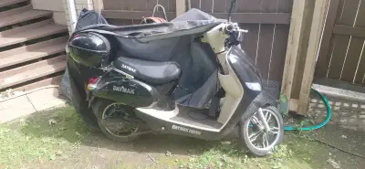 Daymak moto électrique avec 2ieme kit de battrie, cadenas,système d'alarme ,casque et chargeur.