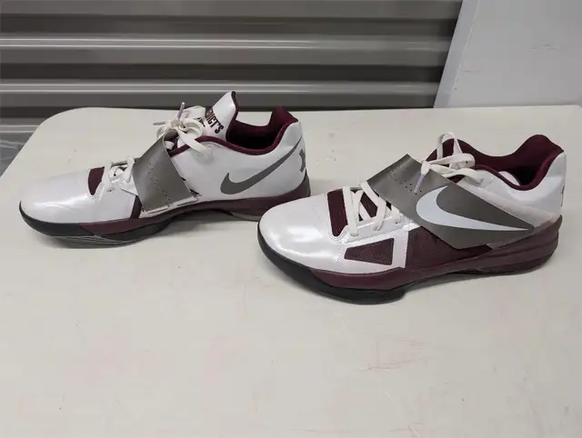 Very Rare Nike Zoom KD IVPromo Sneakers St.Benedict's Gray Bees in Men's Shoes in Oakville / Halton Region - Image 2