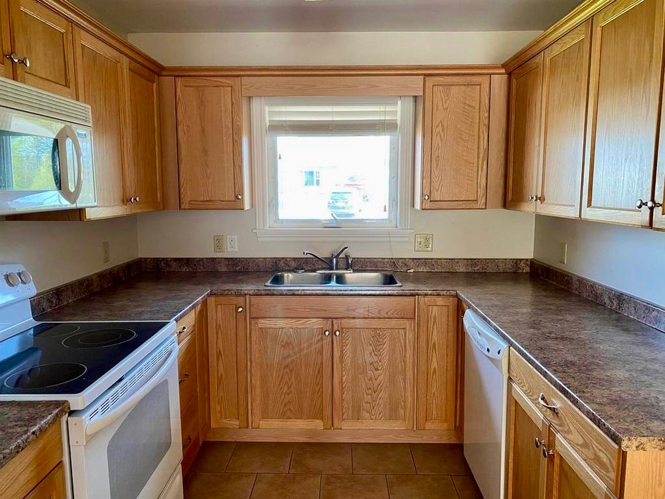 Spacious 2-Bed, 1.5-Bath Duplex with a single garage 4