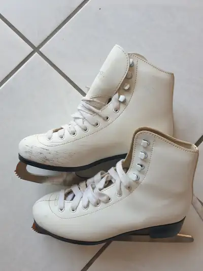 Size 4 for girls. Used with some scratches.