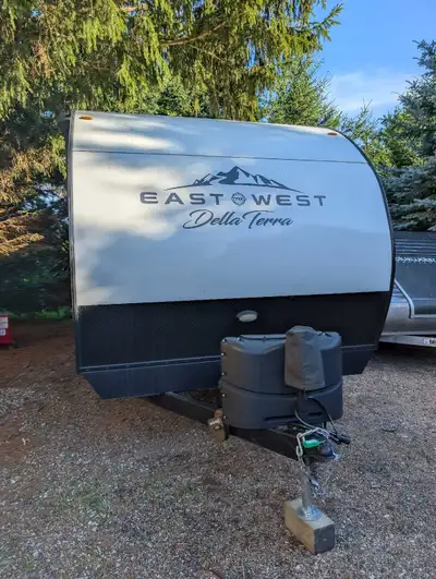 Great trailer. Easy to pull. No tip out to worry about king size bed. Blue ox hitch. Only used one s...