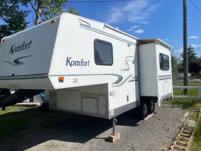 5th Wheel in excellent condition well maintained New upholstery, flooring, new electrical panel, new...