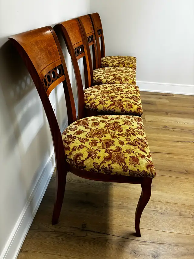 4 Dining Chairs - Solid Wood - Vintage Design in Dining Tables & Sets in City of Toronto - Image 3