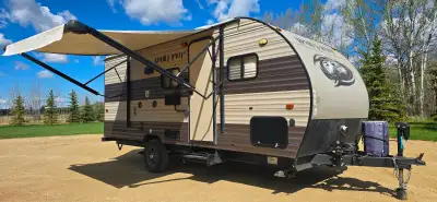 Super Roomy 18' Single Axle With 2.5'x12.5' Slide / Easily Towed By My 2012 Honda Pilot / Buying A C...