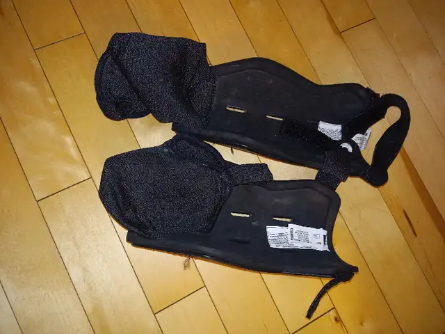 Nike soccer cleats & 2 sets of shin pads - Women's size 8 in Soccer in Dartmouth - Image 3