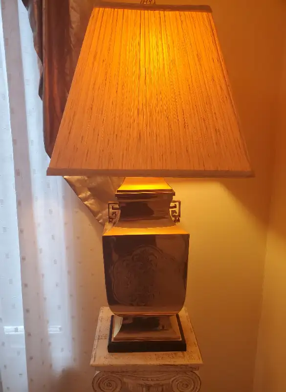 VINTAGE URN BRASS LAMP in Arts & Collectibles in City of Toronto - Image 4